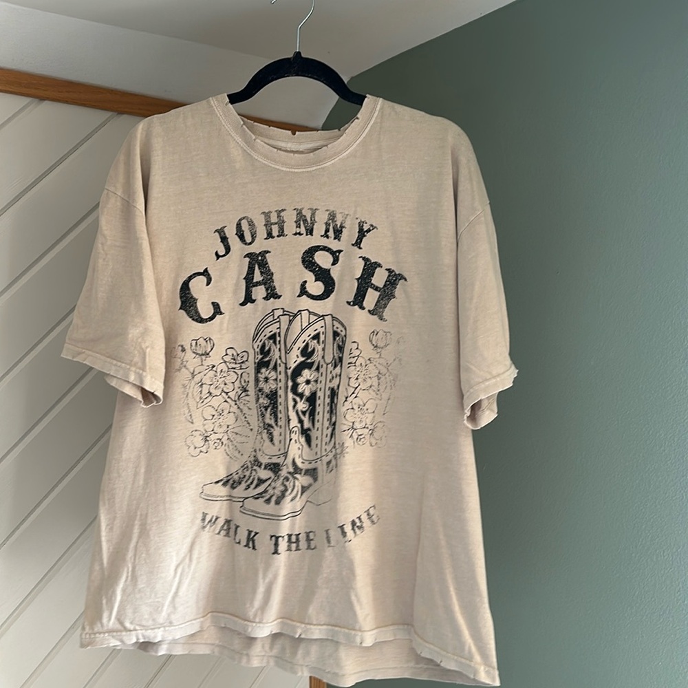 Like new super cute JOHHNY CASH vintage style woman’s tshirt! Size large